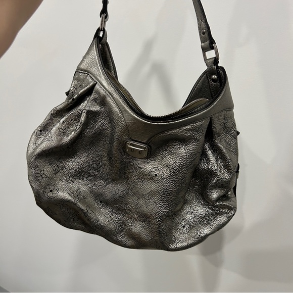 Louis Vuitton MAHINA LEATHER BAG - Picture 9 of 10